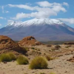 En el corazón de los Andes centrales, en el suroeste de Bolivia, se alza el volcán Uturuncu, un coloso de 6.008 metros de altura que ha captado la atención de científicos de todo el mundo. Conocido como un “volcán zombi” debido a su aparente inactividad de más de 250.000 años, este gigante andino muestra signos de vida que han desconcertado a la comunidad científica. Desde sismos y emisiones de gases hasta una peculiar deformación del terreno en forma de sombrero, Uturuncu plantea una pregunta clave: ¿está realmente muerto o podría despertar?