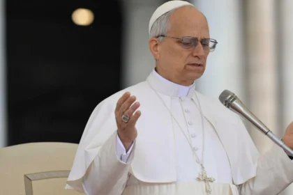 La situación en la Franja de Gaza ha captado la atención mundial debido a la grave crisis humanitaria que enfrentan sus habitantes. En este contexto, el Papa León XIV, en su primera audiencia general como pontífice, ha alzado su voz para pedir a Israel que permita la entrada de ayuda humanitaria y cese las hostilidades. Este mensaje, pronunciado el 21 de mayo de 2025 en la Plaza de San Pedro, resuena como un eco de esperanza en un mundo marcado por conflictos. A continuación, exploramos el impacto de sus palabras, el trasfondo de la crisis en Gaza y las respuestas internacionales, basándonos en fuentes confiables y recientes.