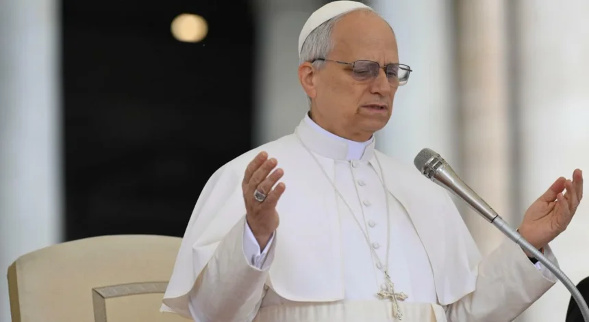 La situación en la Franja de Gaza ha captado la atención mundial debido a la grave crisis humanitaria que enfrentan sus habitantes. En este contexto, el Papa León XIV, en su primera audiencia general como pontífice, ha alzado su voz para pedir a Israel que permita la entrada de ayuda humanitaria y cese las hostilidades. Este mensaje, pronunciado el 21 de mayo de 2025 en la Plaza de San Pedro, resuena como un eco de esperanza en un mundo marcado por conflictos. A continuación, exploramos el impacto de sus palabras, el trasfondo de la crisis en Gaza y las respuestas internacionales, basándonos en fuentes confiables y recientes.