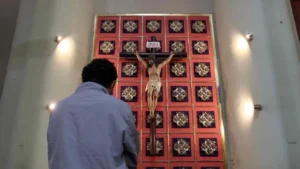 La disolución del Sodalicio de Vida Cristiana, una influyente organización religiosa peruana, marcó un punto de inflexión en la lucha contra los abusos en la Iglesia Católica. Este proceso, culminado por el Papa Francisco en 2025, contó con la participación clave de Robert Prevost, hoy Papa León XIV. Este artículo explora el rol de León XIV en este caso emblemático, su apoyo a las víctimas y las implicaciones de su labor en la justicia eclesiástica.