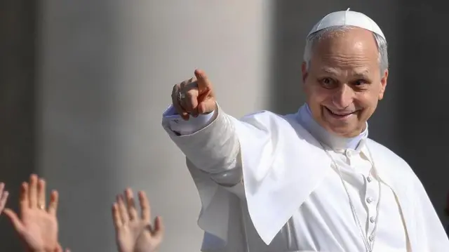 La disolución del Sodalicio de Vida Cristiana, una influyente organización religiosa peruana, marcó un punto de inflexión en la lucha contra los abusos en la Iglesia Católica. Este proceso, culminado por el Papa Francisco en 2025, contó con la participación clave de Robert Prevost, hoy Papa León XIV. Este artículo explora el rol de León XIV en este caso emblemático, su apoyo a las víctimas y las implicaciones de su labor en la justicia eclesiástica.