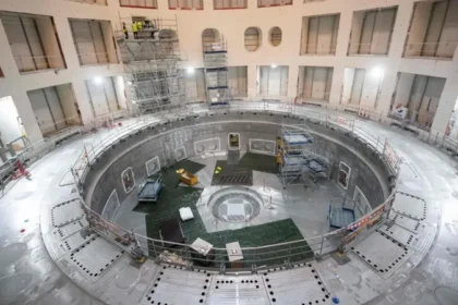 La energía de fusión, el proceso que alimenta las estrellas, ha sido durante décadas el santo grial de la ciencia energética. En un avance histórico, el proyecto ITER (Reactor Termonuclear Experimental Internacional) ha completado todos los componentes principales de su sistema de imanes superconductores, un paso crucial hacia la producción de energía limpia, segura y prácticamente ilimitada. Este logro, alcanzado en el sur de Francia, marca un punto de inflexión para el experimento de fusión más grande y avanzado del mundo. En este artículo, exploramos en profundidad el proyecto ITER, su impacto global y su promesa de transformar el futuro energético.