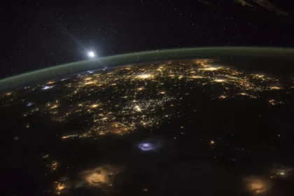 En mayo de 2025, un vestigio de la Guerra Fría regresará a la Tierra de forma espectacular. La sonda espacial soviética Kosmos 482, lanzada en 1972 con la misión de explorar Venus, está a punto de reingresar a la atmósfera terrestre tras 53 años en órbita. Este evento, que combina historia, ciencia y un toque de incertidumbre, ha captado la atención de astrónomos, científicos y entusiastas del espacio en todo el mundo. A continuación, exploramos en detalle la historia de esta sonda, los riesgos asociados con su reingreso y lo que podemos esperar de este fenómeno cósmico.