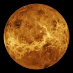 Imagen satelital de Venus que muestra su superficie amarilla y rugosa, donde se observan formaciones circulares gigantes conocidas como coronas.