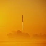 La exploración espacial ha capturado la imaginación de la humanidad durante décadas, y Elon Musk, el visionario fundador de SpaceX, ha vuelto a encender esta chispa con una afirmación audaz: su cohete Starship podría llegar a Marte en tan solo seis meses. Sin embargo, esta promesa viene con una condición clave: la alineación planetaria entre la Tierra y Marte, un fenómeno que ocurre cada 26 meses. En este artículo, exploraremos los detalles de esta ambiciosa meta, los desafíos técnicos que enfrenta SpaceX, los planes a futuro para la colonización de Marte y cómo esta hazaña podría transformar nuestra comprensión del espacio.