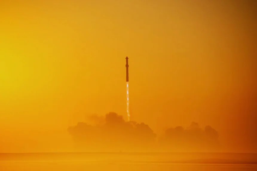 La exploración espacial ha capturado la imaginación de la humanidad durante décadas, y Elon Musk, el visionario fundador de SpaceX, ha vuelto a encender esta chispa con una afirmación audaz: su cohete Starship podría llegar a Marte en tan solo seis meses. Sin embargo, esta promesa viene con una condición clave: la alineación planetaria entre la Tierra y Marte, un fenómeno que ocurre cada 26 meses. En este artículo, exploraremos los detalles de esta ambiciosa meta, los desafíos técnicos que enfrenta SpaceX, los planes a futuro para la colonización de Marte y cómo esta hazaña podría transformar nuestra comprensión del espacio.