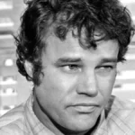 El mundo del cine está de luto tras la muerte de Joe Don Baker, el carismático actor estadounidense conocido por su versatilidad y sus memorables papeles en la saga de James Bond. Falleció el 7 de mayo de 2025 a los 89 años, dejando un legado imborrable en Hollywood. Su familia confirmó la noticia días después, generando una ola de homenajes por parte de fanáticos y colegas. Este artículo rinde tributo a su trayectoria, explorando su vida, sus icónicos personajes y el impacto que tuvo en la industria del entretenimiento.