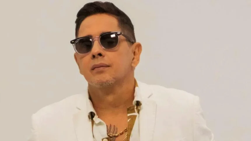 El mundo de la música cubana está de luto. El sábado 1 de marzo de 2025, el reconocido cantante, compositor y productor musical cubano Pablo Fernández Gallo, conocido artísticamente como Paulito FG, falleció a los 63 años en un trágico accidente automovilístico en La Habana. Su partida ha dejado un vacío profundo en la escena musical, no solo en Cuba, sino en el mundo entero, donde sus canciones resonaron con fuerza, fusionando salsa, timba y otros géneros con un estilo único. Este artículo rinde homenaje a su vida, obra y legado, explorando los detalles de su carrera y el impacto de su pérdida.