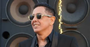 El mundo de la música cubana está de luto. El sábado 1 de marzo de 2025, el reconocido cantante, compositor y productor musical cubano Pablo Fernández Gallo, conocido artísticamente como Paulito FG, falleció a los 63 años en un trágico accidente automovilístico en La Habana. Su partida ha dejado un vacío profundo en la escena musical, no solo en Cuba, sino en el mundo entero, donde sus canciones resonaron con fuerza, fusionando salsa, timba y otros géneros con un estilo único. Este artículo rinde homenaje a su vida, obra y legado, explorando los detalles de su carrera y el impacto de su pérdida.