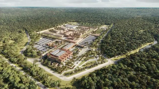 Francia ha anunciado la construcción de una prisión de máxima seguridad en Saint-Laurent-du-Maroni, un lugar remoto en la Guayana Francesa, un departamento de ultramar ubicado en Sudamérica. Este proyecto, previsto para estar operativo en 2028, tendrá un costo estimado de 400 a 450 millones de euros (aproximadamente 2,5 mil millones de reales o 450 millones de dólares). La cárcel, diseñada para albergar a 500 reclusos, se enfocará en confinar a narcotraficantes y extremistas islamistas bajo un régimen estricto.