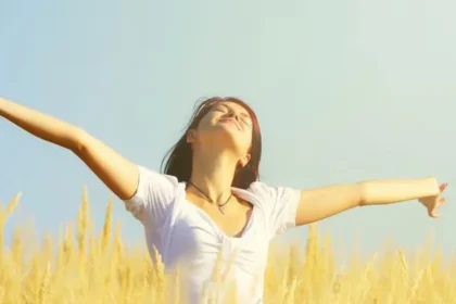 Persona disfrutando del momento presente, concepto de bienestar emocional, placer consciente y entrenamiento mental para la felicidad diaria.