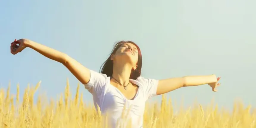 Persona disfrutando del momento presente, concepto de bienestar emocional, placer consciente y entrenamiento mental para la felicidad diaria.