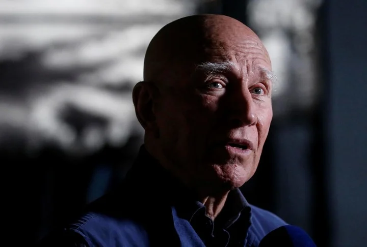 El mundo de la fotografía y el activismo ambiental perdió a una de sus figuras más emblemáticas el viernes 23 de mayo de 2025. Sebastião Salgado, el renombrado fotógrafo brasileño, falleció a los 81 años en París, dejando un legado imborrable en el fotoperiodismo y la defensa de la naturaleza. Su lente capturó la esencia de la humanidad y los paisajes más remotos, transformando la fotografía en un poderoso vehículo de denuncia social y amor por el planeta. Este artículo rinde homenaje a su vida, obra y compromiso, explorando cómo su trabajo marcó un hito en la historia contemporánea.