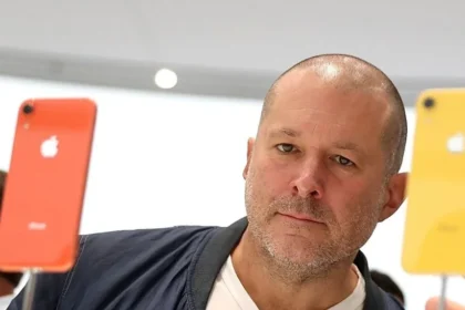 La unión de Jony Ive, el legendario diseñador detrás de los icónicos productos de Apple, con OpenAI, la empresa creadora de ChatGPT, ha generado un revuelo en el mundo tecnológico. Esta colaboración, anunciada el 21 de mayo de 2025, promete redefinir cómo interactuamos con la inteligencia artificial (IA) a través de una nueva generación de dispositivos.