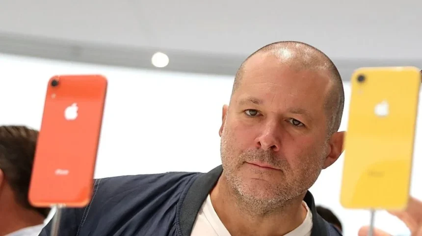 La unión de Jony Ive, el legendario diseñador detrás de los icónicos productos de Apple, con OpenAI, la empresa creadora de ChatGPT, ha generado un revuelo en el mundo tecnológico. Esta colaboración, anunciada el 21 de mayo de 2025, promete redefinir cómo interactuamos con la inteligencia artificial (IA) a través de una nueva generación de dispositivos.