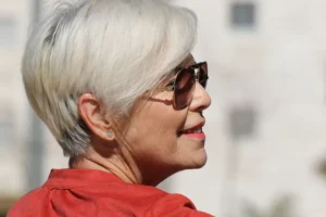 La vejez femenina ha sido tradicionalmente asociada con la sabiduría y el recato, pero esta percepción está cambiando. Lejos de ser una etapa de declive, la vejez puede ser un momento de plenitud, donde la belleza, la elegancia y la sensualidad se manifiestan de maneras únicas y poderosas.