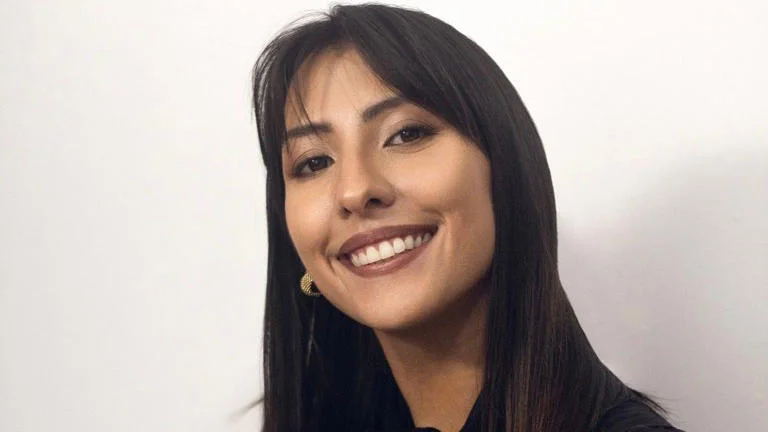 La vejez femenina ha sido tradicionalmente asociada con la sabiduría y el recato, pero esta percepción está cambiando. Lejos de ser una etapa de declive, la vejez puede ser un momento de plenitud, donde la belleza, la elegancia y la sensualidad se manifiestan de maneras únicas y poderosas.