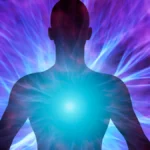 Ilustración de una silueta humana irradiando una luz azul desde el pecho, con un fondo de energía púrpura y azul brillante.