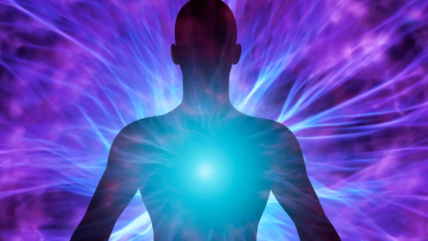 Ilustración de una silueta humana irradiando una luz azul desde el pecho, con un fondo de energía púrpura y azul brillante.