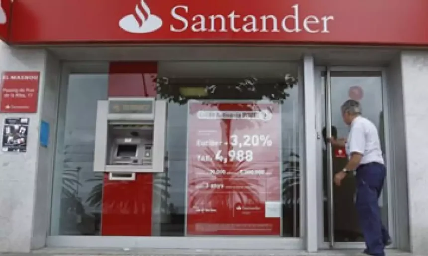 Sucursal de Santander con cajero automático y cliente ingresando, simbolizando la transformación de Santander Consumer en banco operativo en Perú.