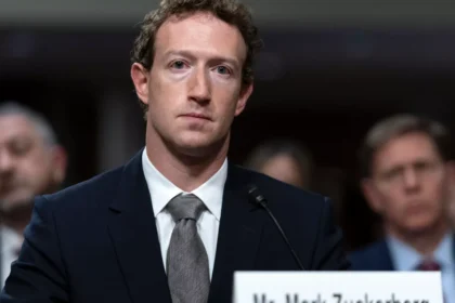 El CEO de Meta, Mark Zuckerberg, compareció este lunes en un tribunal de Washington D.C. para defender a su empresa contra las acusaciones de la Comisión Federal de Comercio (FTC). La FTC alega que Meta adquirió Instagram y WhatsApp para eliminar la competencia y consolidar un monopolio en el mercado de las redes sociales. Este juicio podría tener consecuencias históricas para Meta y el ecosistema digital.