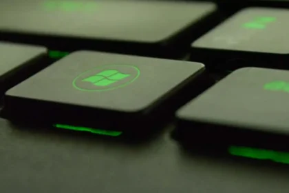 Windows 11 continúa evolucionando y esta vez, Microsoft podría estar desarrollando una novedosa herramienta de privacidad denominada 'Onlooker Detection'. Esta función promete alertar al usuario cuando alguien intente espiar su pantalla en lugares públicos, convirtiéndose en una excelente solución para quienes trabajan frecuentemente en movilidad.