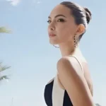 El Festival de Cannes 2025 ha sido, una vez más, el epicentro del glamour y la moda internacional. Entre las estrellas que deslumbraron en la alfombra roja, la modelo y empresaria peruana Natalie Vértiz se robó las miradas al lucir un vestido icónico de Carolina Herrera, el mismo que la reconocida actriz Zendaya llevó para promocionar la película Challengers.