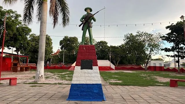 En el corazón del Chaco paraguayo, a orillas del río Paraguay, se encuentra Puerto Casado, un pequeño pueblo de unos 7.000 habitantes cuya historia está marcada por una lucha de más de dos décadas. Hace 25 años, sus tierras fueron vendidas a la Asociación del Espíritu Santo para la Unificación del Cristianismo Mundial, conocida popularmente como la secta Moon, una organización religiosa de origen surcoreano. Desde entonces, los casadeños han peleado incansablemente por recuperar la propiedad de las tierras donde han vivido por generaciones. Este conflicto, que combina intereses económicos, religiosos y culturales, ha captado la atención internacional y refleja las tensiones de una comunidad que busca justicia y soberanía.