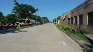 En el corazón del Chaco paraguayo, a orillas del río Paraguay, se encuentra Puerto Casado, un pequeño pueblo de unos 7.000 habitantes cuya historia está marcada por una lucha de más de dos décadas. Hace 25 años, sus tierras fueron vendidas a la Asociación del Espíritu Santo para la Unificación del Cristianismo Mundial, conocida popularmente como la secta Moon, una organización religiosa de origen surcoreano. Desde entonces, los casadeños han peleado incansablemente por recuperar la propiedad de las tierras donde han vivido por generaciones. Este conflicto, que combina intereses económicos, religiosos y culturales, ha captado la atención internacional y refleja las tensiones de una comunidad que busca justicia y soberanía.