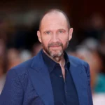 El universo de Los Juegos del Hambre sigue expandiéndose con nuevas historias que cautivan a los fanáticos de la saga distópica creada por Suzanne Collins. La noticia más reciente que ha emocionado a los seguidores es la incorporación de Ralph Fiennes como el Presidente Coriolanus Snow en la próxima precuela, Hunger Games: Sunrise on the Reaping (Los Juegos del Hambre: Amanecer en la Cosecha). Este anuncio, confirmado por Lionsgate y reportado por medios como The Hollywood Reporter, marca un hito en la franquicia, ya que Fiennes, un actor de renombre mundial, asume el papel del villano más emblemático de Panem.