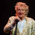 El legendario cantante británico Rod Stewart será honrado con el Premio a la Trayectoria en los American Music Awards (AMAs) 2025, un reconocimiento que celebra su extraordinaria carrera musical de más de cinco décadas. Este galardón, acompañado de una actuación en vivo, marca su regreso al escenario de los AMAs tras 21 años de ausencia.