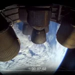 SpaceX ha estado desarrollando el cohete Starship con la visión de crear un vehículo completamente reutilizable capaz de llevar humanos y carga al espacio profundo. Este megacohete, compuesto por la etapa superior Starship y el propulsor Super Heavy, busca reducir los costos de los viajes espaciales y hacer posible la colonización de Marte. Cada prueba de vuelo es un paso crucial para perfeccionar esta tecnología.