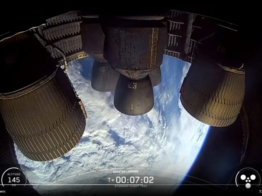 SpaceX ha estado desarrollando el cohete Starship con la visión de crear un vehículo completamente reutilizable capaz de llevar humanos y carga al espacio profundo. Este megacohete, compuesto por la etapa superior Starship y el propulsor Super Heavy, busca reducir los costos de los viajes espaciales y hacer posible la colonización de Marte. Cada prueba de vuelo es un paso crucial para perfeccionar esta tecnología.