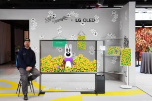 Tecnologia con alma pop. LG revoluciona el arte digital con su televisor OLED transparente y Steven Harrington 1