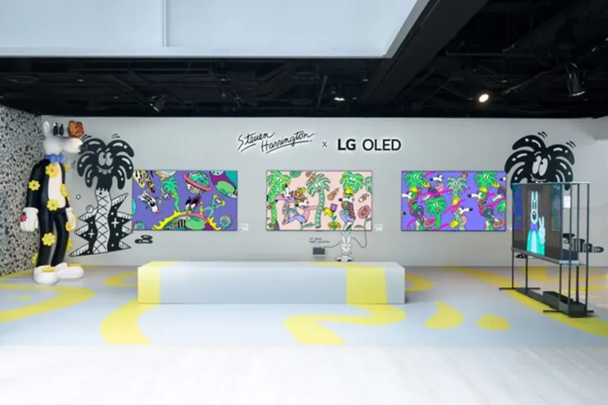 Instalación artística de Steven Harrington con televisores LG OLED mostrando arte pop digital en una galería de tecnología y diseño futurista.