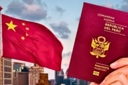 Pasaporte peruano sostenido frente a la bandera de China, representando la eliminación del requisito de visa entre ambos países.