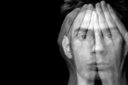 Representación visual de la percepción distorsionada en personas con esquizofrenia, reflejo del desafío emocional y cognitivo del trastorno.