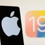 Logotipo de Apple en primer plano con el icono colorido de iOS 19 desenfocado al fondo. IOS 19 IPHONE