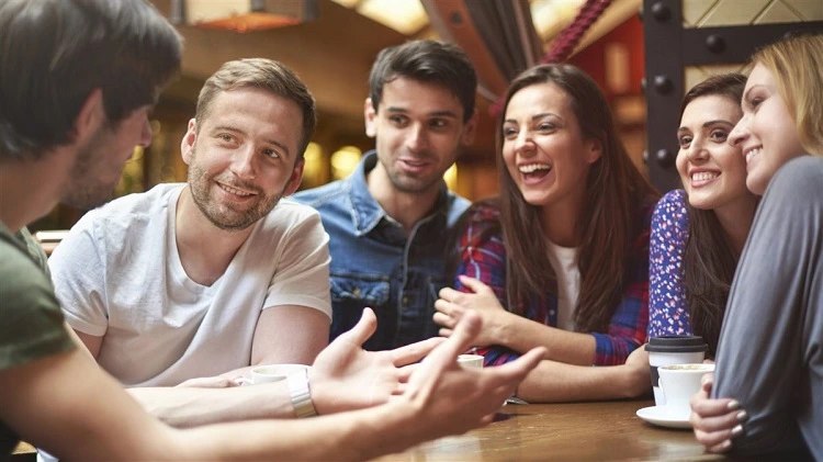 Los 10 Significados de una Persona que Interrumpe Siempre las Conversaciones Según la Psicología