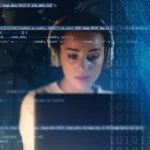 Mujer con auriculares frente a una computadora, rodeada de líneas de código, simbolizando la vigilancia y riesgos de la ciberseguridad. cuentas