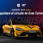Xiaomi SU7 Ultra en color amarillo frente a fondo promocional de Gran Turismo 7, acompañado del mensaje “Conquistará el circuito”.