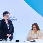 Perú Presidenta Dina Boluarte firma el Tratado de Alta Mar en Francia, acompañada por autoridades de la ONU durante conferencia sobre gobernanza oceánica.