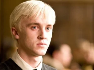 El universo de Harry Potter sigue siendo una fuente inagotable de emociones para millones de fans en todo el mundo. Catorce años después del estreno de la última película, Harry Potter y las Reliquias de la Muerte: Parte 2, una noticia ha sacudido a la comunidad mágica: Tom Felton, el icónico actor que dio vida a Draco Malfoy, volverá a interpretar a su personaje en la obra teatral Harry Potter and the Cursed Child en Broadway. Este regreso marca un hito en la historia de la saga, siendo la primera vez que un miembro del elenco original de las películas participa en esta producción teatral. En este artículo, exploramos todos los detalles de este emocionante retorno, el impacto que ha generado entre los fans y lo que significa para el legado de Harry Potter.