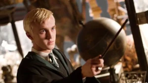 El universo de Harry Potter sigue siendo una fuente inagotable de emociones para millones de fans en todo el mundo. Catorce años después del estreno de la última película, Harry Potter y las Reliquias de la Muerte: Parte 2, una noticia ha sacudido a la comunidad mágica: Tom Felton, el icónico actor que dio vida a Draco Malfoy, volverá a interpretar a su personaje en la obra teatral Harry Potter and the Cursed Child en Broadway. Este regreso marca un hito en la historia de la saga, siendo la primera vez que un miembro del elenco original de las películas participa en esta producción teatral. En este artículo, exploramos todos los detalles de este emocionante retorno, el impacto que ha generado entre los fans y lo que significa para el legado de Harry Potter.