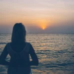 Por Qué los Genios Prefieren la Soledad: 10 Datos Psicológicos que Explican su Creatividad y Productividad