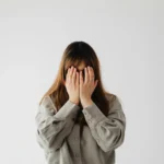 Top 10 estrategias para tímidos que quieren brillar en un mundo de presumidos